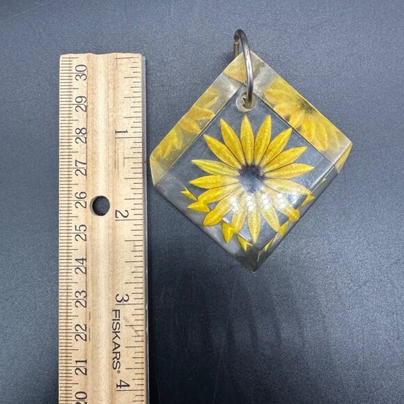 Vintage Carved Lucite Pendant Key Ring Yellow Daisy Flower Power 1970s Retro - Picture 10 of 11